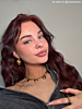 Influencer met hartjes sieraden