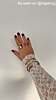 Influencer met gouden ringen en bangles