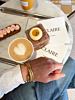 influencer met dubbele bangle