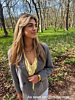 Influencer draagt gouden bedel ketting