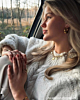 Influencer met gouden sieraden
