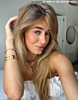 Influencer draagt gouden chunky bangle