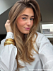 Influencer draagt gouden bolletjes bangle