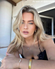 Influencer draagt 2 gouden armbanden, 2 gouden kettingen en 1 paar gouden oorbellen