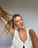 Influencer met star stud oorbellen