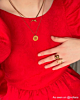 Influencer met gouden sieraden