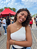 Influencer met gouden sieraden 