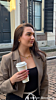 Gouden sieraden look bij influencer