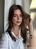 Influencer met gouden graveerbare muntjes armband.