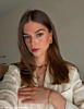 Influencer draagt gouden statement bloemen oorbellen