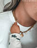 Influencer draagt bedelketting in het goud
