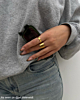 Influencer met gouden ringen mix