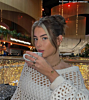 Influencer draagt gouden ring 