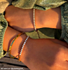 Influencer met 3 armbanden