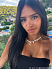 Influencer met gouden ketting met bedels