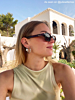 influencer met zilveren sieraden