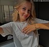 Influencer met gouden sieraden mix