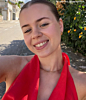 Influencer draagt gouden mini teardrops