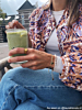 influencer met hartjes letter armband