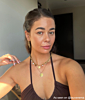Influencer met gouden sieraden