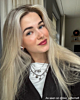 Influencer met zilveren kettingen mix