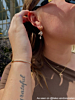 Influencer met gouden shiny sieraden