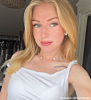 Gouden ketting bij blonde influencer