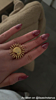 Influencer met de initialen zonnetjes ring. 
