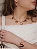 Influencer met gouden statement sieraden