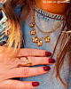 Influencer met gouden ring en 2 gouden kettingen