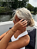 Influencer met armparty