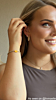 Influencer met graveerbare tennis armband.