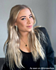 Influencer met gouden sieraden
