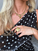 Influencer draagt gouden handchain