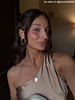 Influencer draagt parelmoer gouden ketting