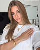 Influencer met gouden parel hartjes ketting.