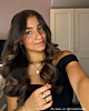Influencer met gouden sieraden