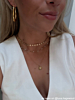 influencer met ketting met witte bolletjes 