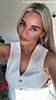 influencer met zonnetjes ketting. 