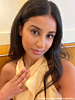 Influencer met gouden sieraden