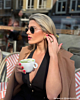 influencer met gouden oorbellen op het terras
