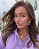 Influencer met gouden sieraden set