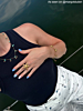Influencer draagt sieraden met blauwe details