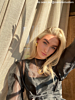 Influencer met sieraden goud