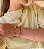 Influencer draagt gouden parel hartjes ketting