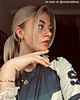 Influencer met gouden oorbellen en initial ketting