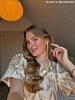 influencer draagt glam tennis earrings goudkleurig