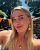 Influencer met bloem en witte druppel.