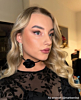 Influencer met tennis oorbellen