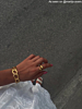 Influencer draagt gouden chuncky bangle